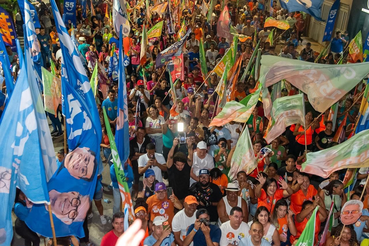 Fábio destaca avanços em saúde, segurança e infraestrutura em Estância e Arauá 4 Governador Fábio Mitidieri durante caminhada no Sul de Sergipe