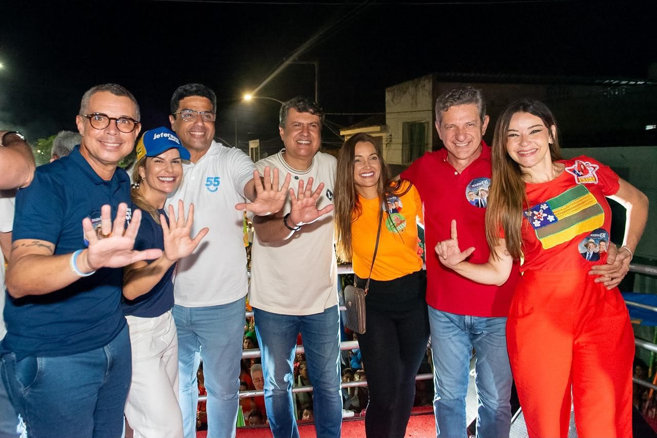 Fábio destaca avanços em saúde, segurança e infraestrutura em Estância e Arauá 5 Governador Fábio Mitidieri durante caminhada no Sul de Sergipe