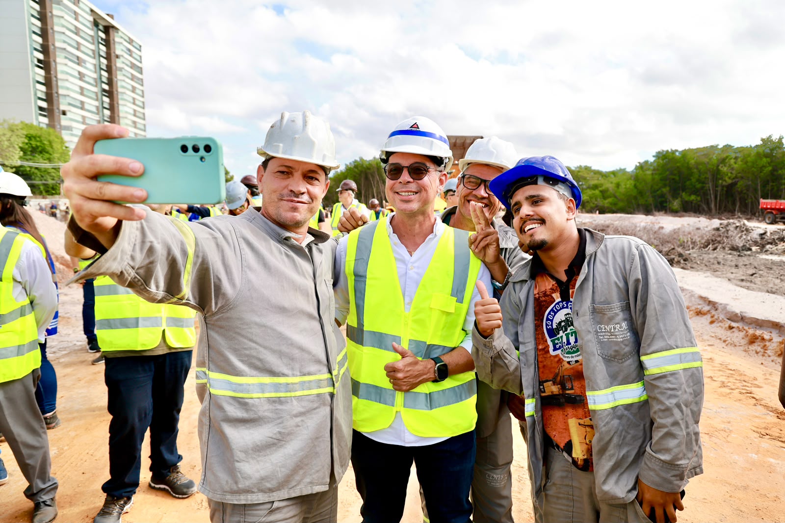 Força Sindical aponta concursos e magistério ao apoiar Fábio Mitidieri 3 Fábio Mitidieri posa para foto com operários durante visita a obra