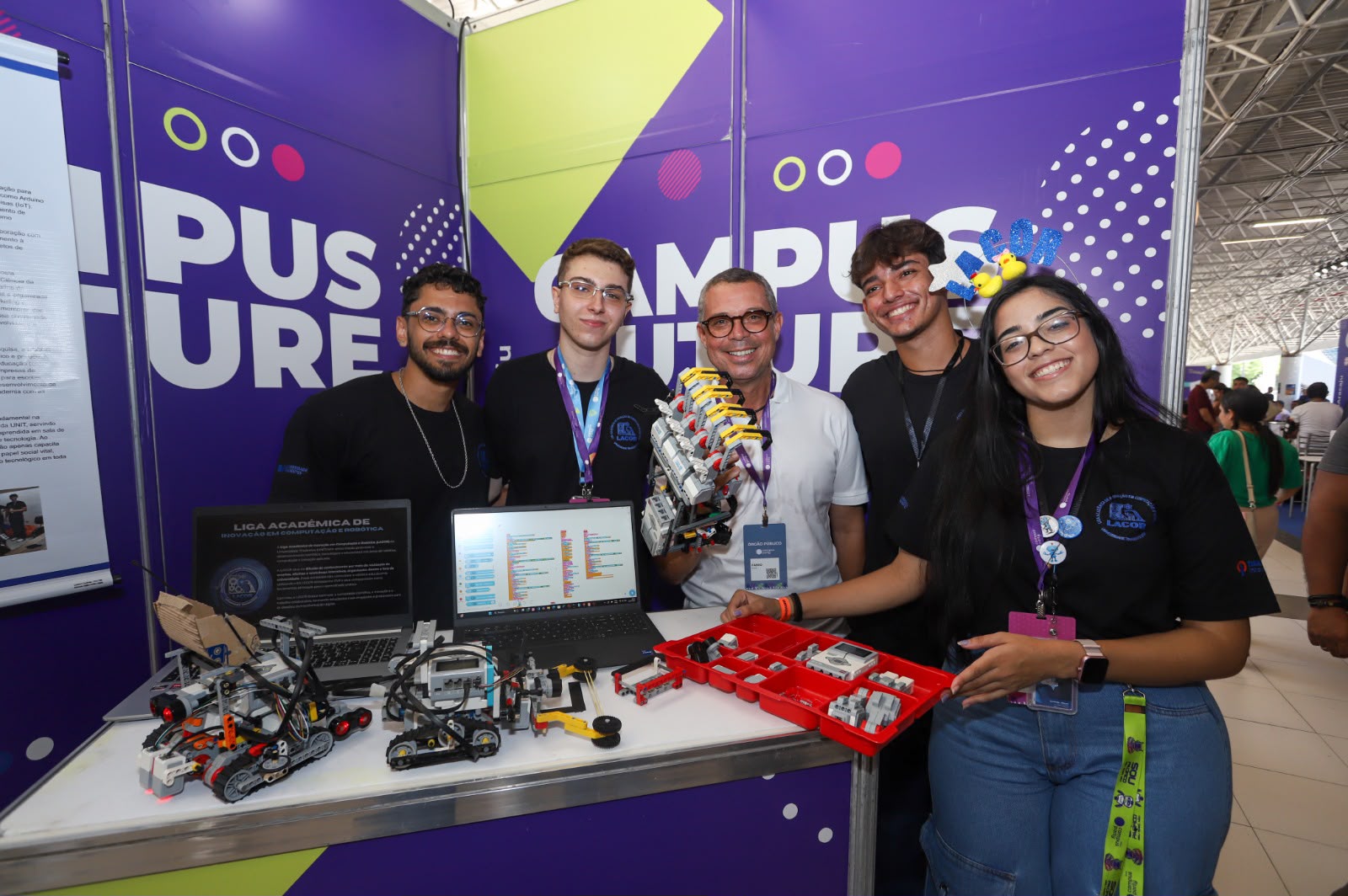 Governador Fábio Mitidieri com estudantes sergipanos em evento de educação e tecnologia