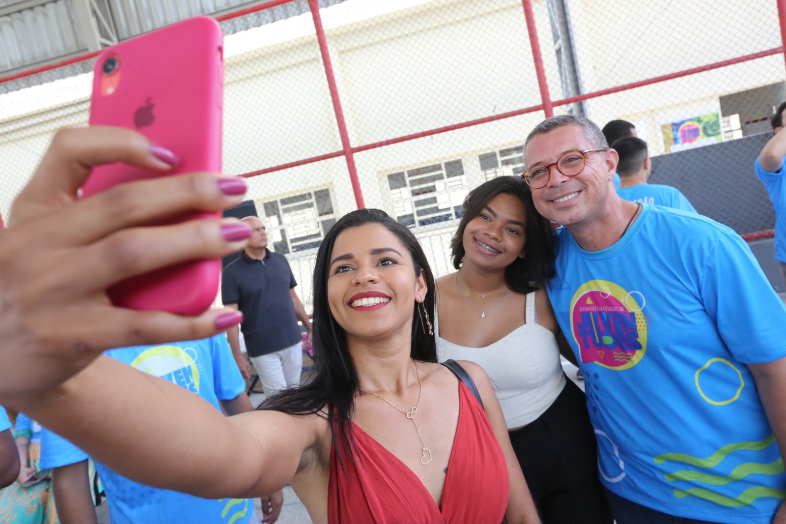 Bolsa Atleta e intercâmbio internacional: o que Fábio Mitidieri fez pelos jovens 2 Jovens tiram fotos com o governador durante conferência estadual de juventudes
