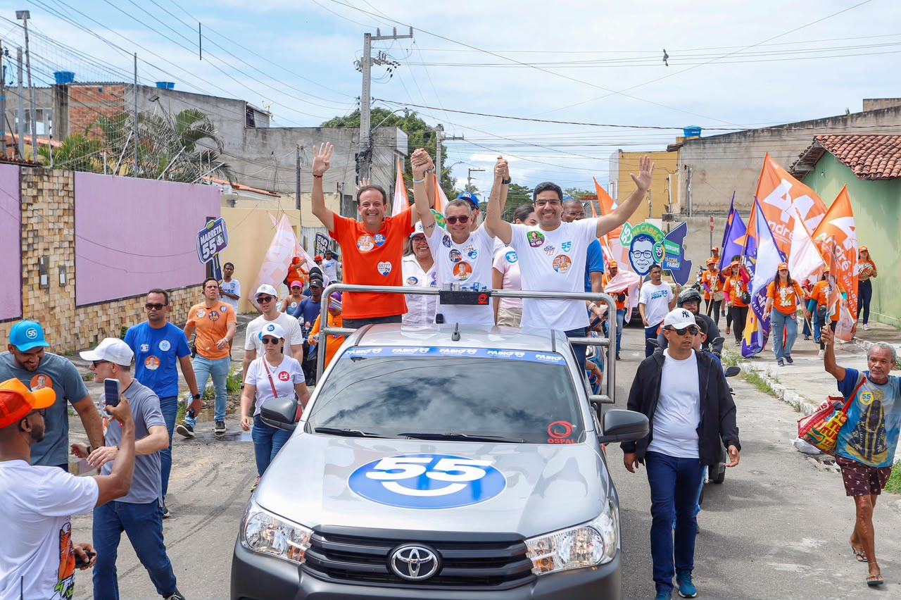 Governador Fábio Mitidieri durante caminhada na Zona Sul de Aracaju