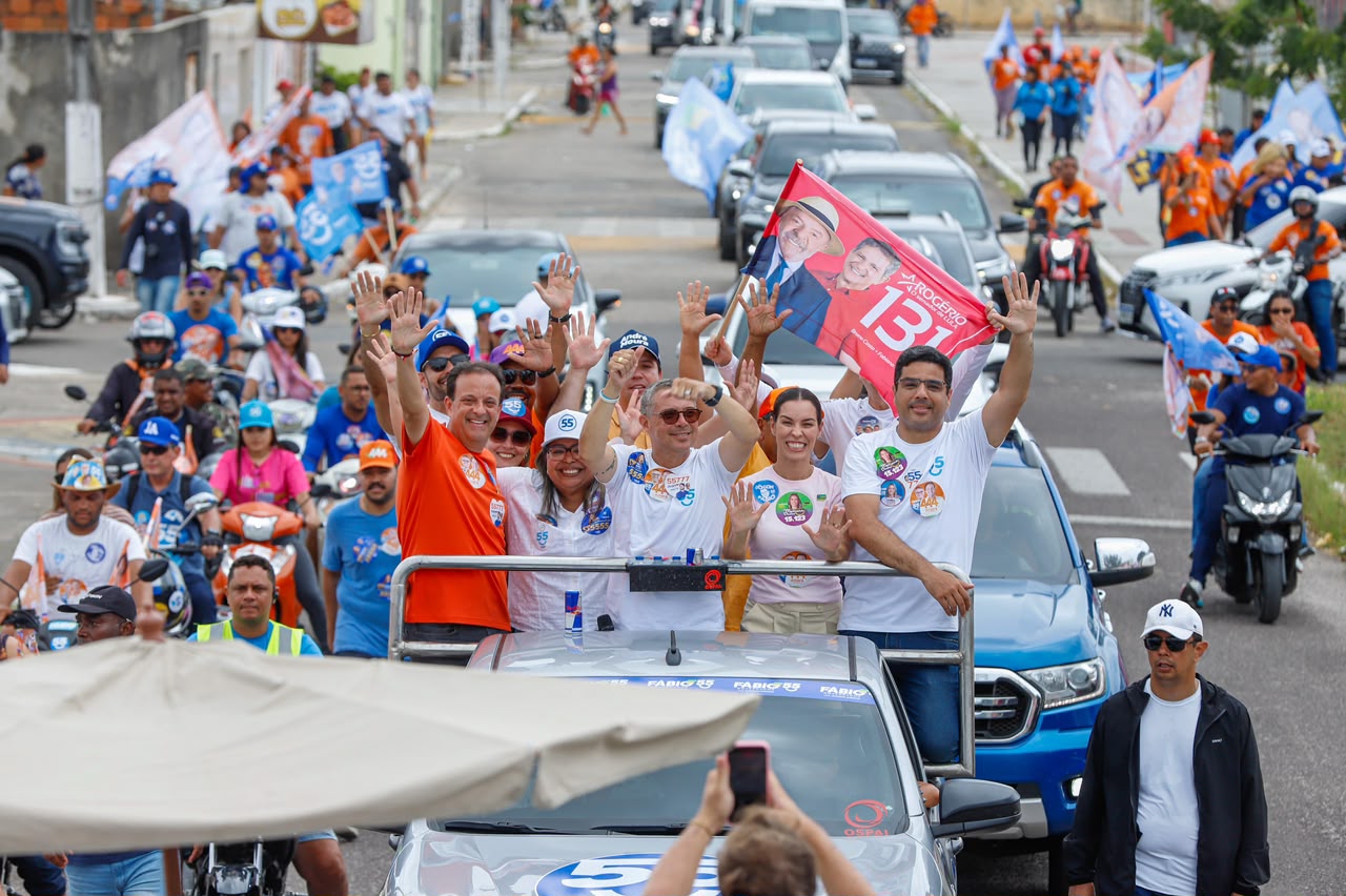 Governador Fábio Mitidieri durante caminhada na Zona Sul de Aracaju