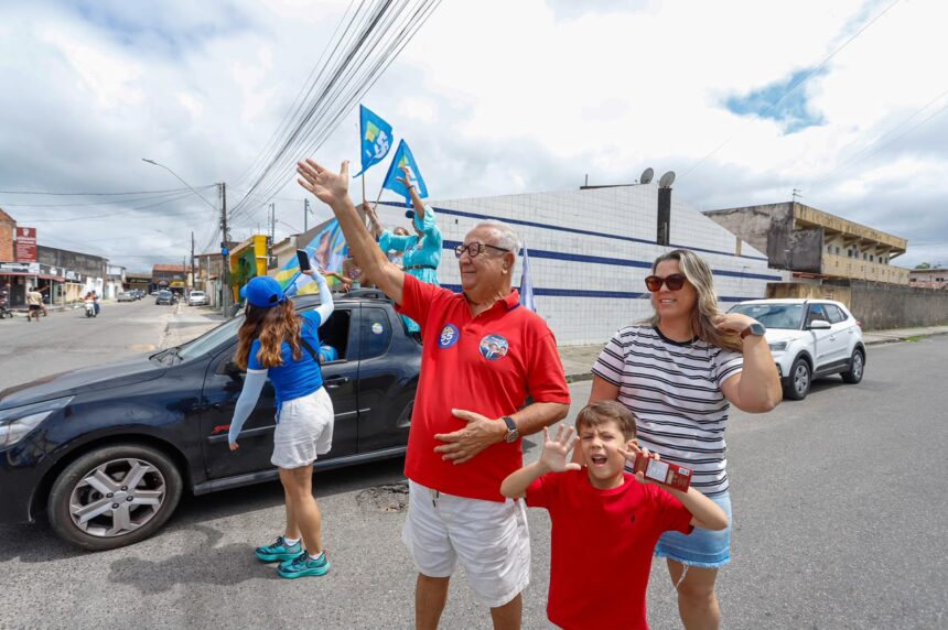 Governador Fábio Mitidieri durante caminhada na Zona Sul de Aracaju