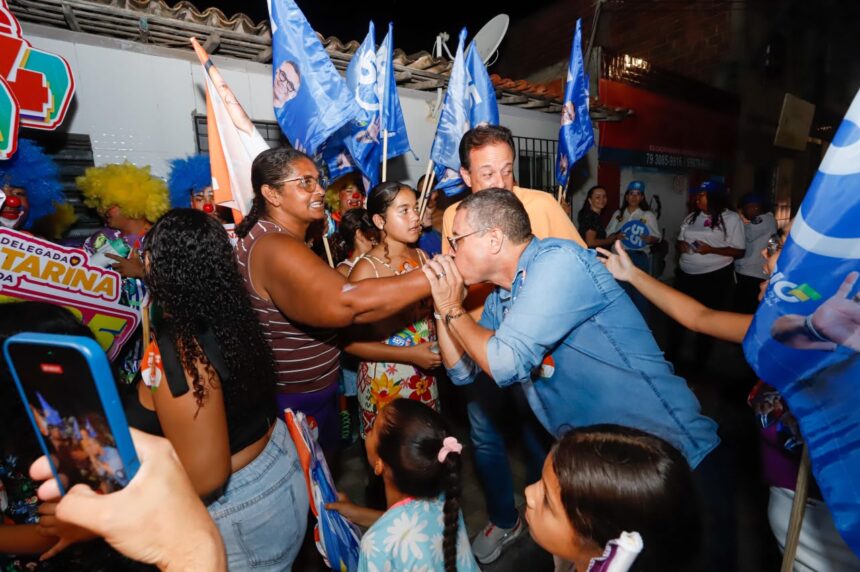 Governador Fábio Mitidieri durante minicarreata no bairro Coroa do Meio, em Aracaju