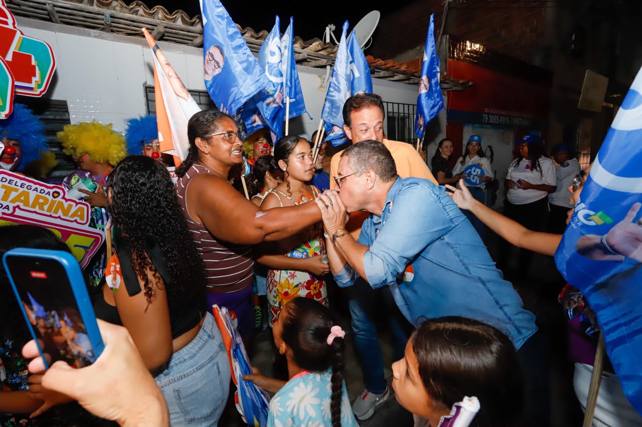 Governador Fábio Mitidieri durante minicarreata no bairro Coroa do Meio, em Aracaju