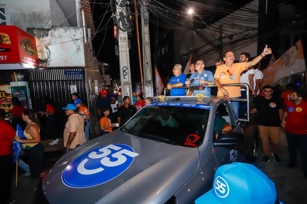 Governador Fábio Mitidieri durante minicarreata no bairro Coroa do Meio, em Aracaju