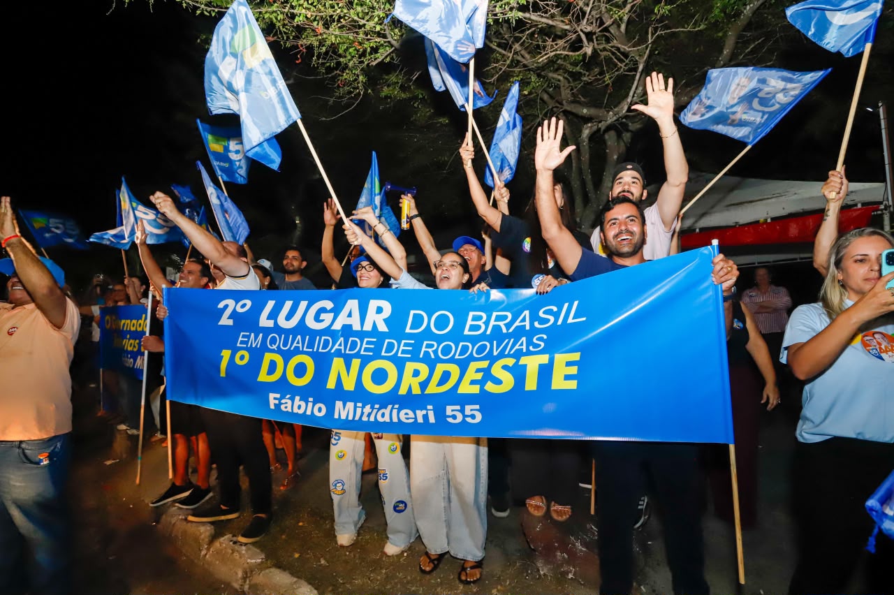Governador Fábio Mitidieri durante minicarreata no bairro Coroa do Meio, em Aracaju