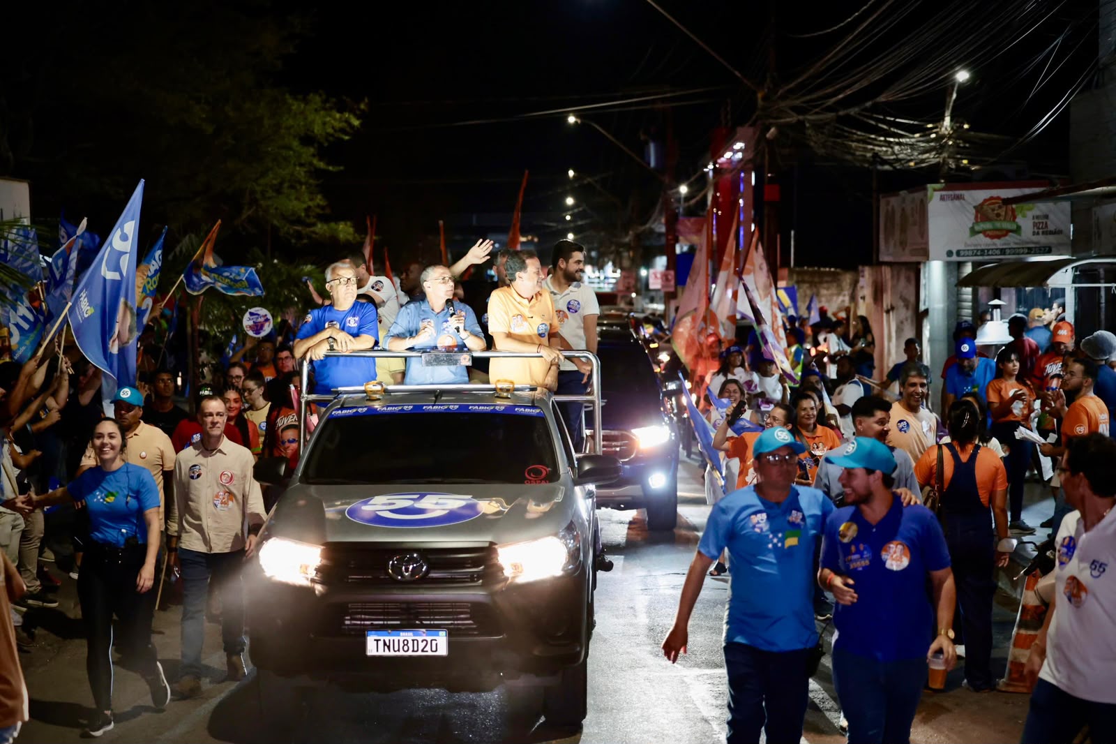 Governador Fábio Mitidieri durante minicarreata no bairro Coroa do Meio, em Aracaju