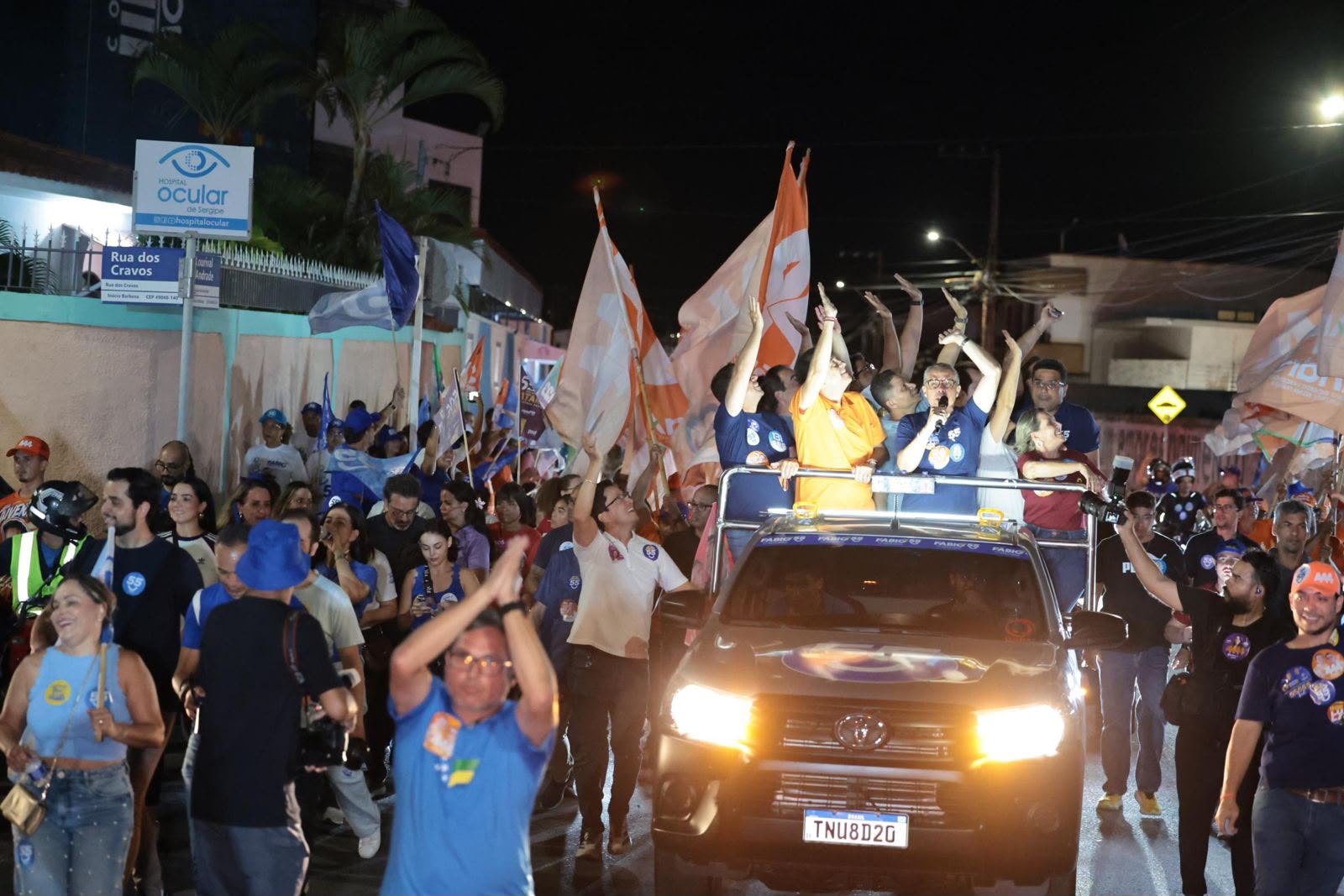 O governador Fábio Mitidieri (PSD) durante minicarreata no bairro Inácio Barbosa, em Aracaju