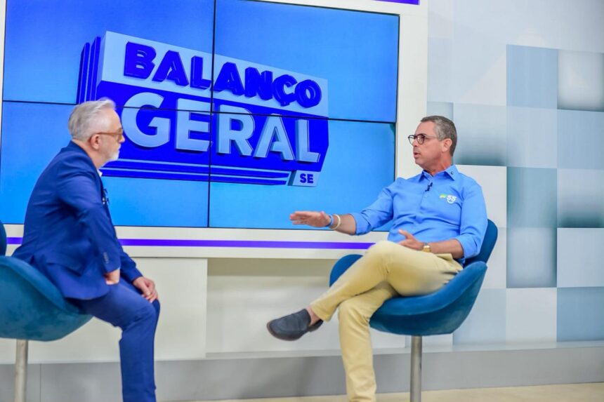 O governador Fábio Mitidieri no estúdio da TV Atalaia durante entrevista sobre a saúde