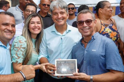 O governador Fábio Mitidieri ao lado de lideranças em Nossa Senhora do Socorro