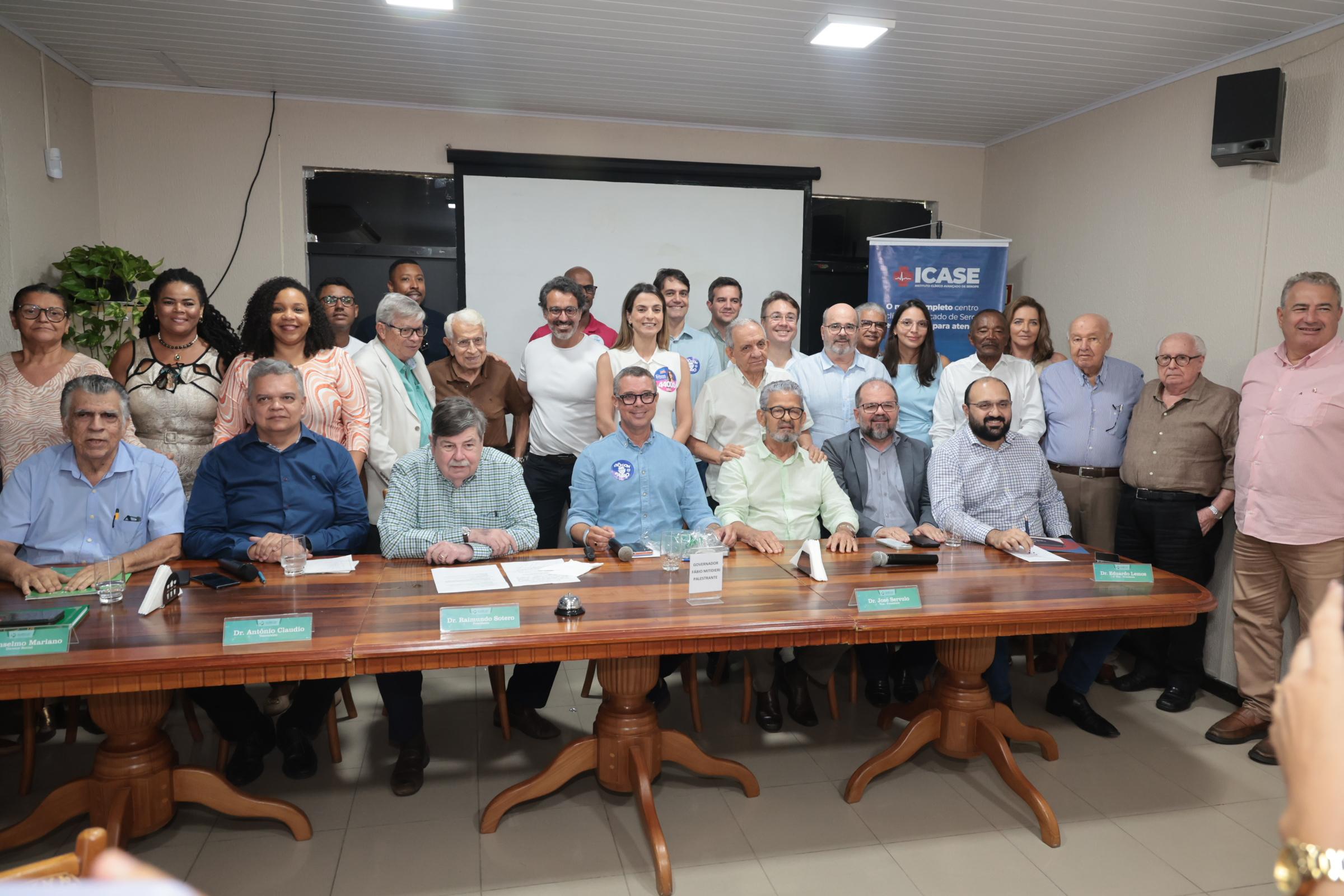 Fábio Mitidieri: cirurgia de endometriose passou a ser ofertada sem necessidade de Justiça 2 Médicos e convidados com o governador durante o encontro na Somese