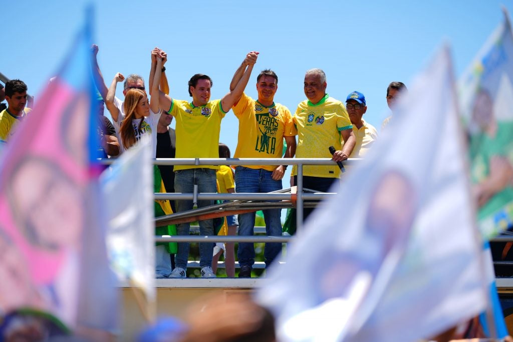 Multidão toma a Orla de Atalaia na motociata de Flávio Bolsonaro 4 Flávio Bolsonaro ergue as mãos ao lado de aliados no palanque em Aracaju