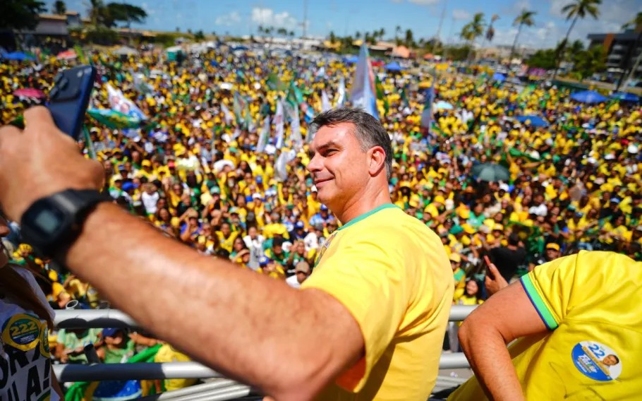 Multidão toma a Orla de Atalaia na motociata de Flávio Bolsonaro 3 Flávio Bolsonaro faz selfie com a multidão concentrada na Orla de Atalaia