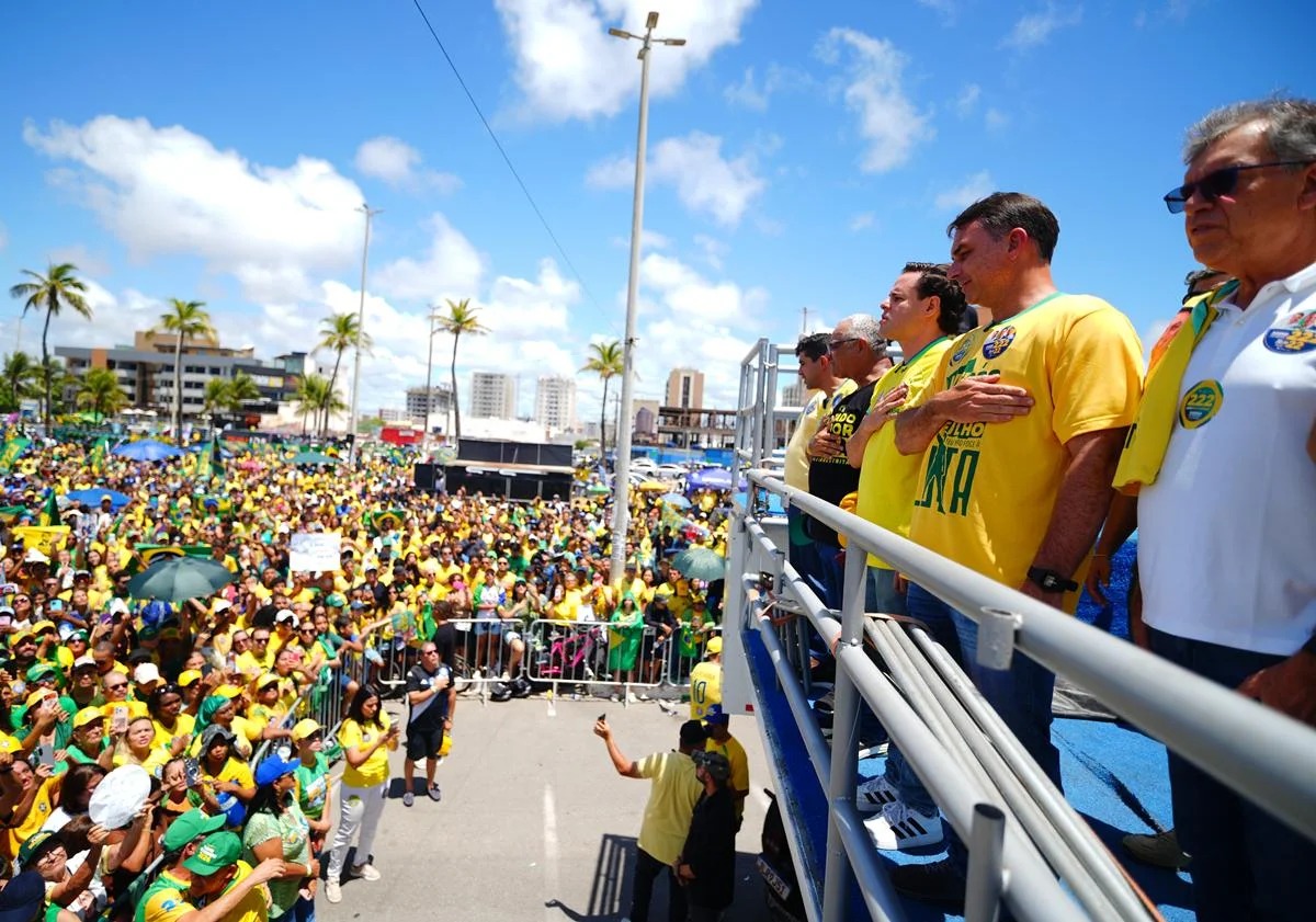 Multidão toma a Orla de Atalaia na motociata de Flávio Bolsonaro 2 Flávio Bolsonaro no trio elétrico diante do público na Orla de Atalaia