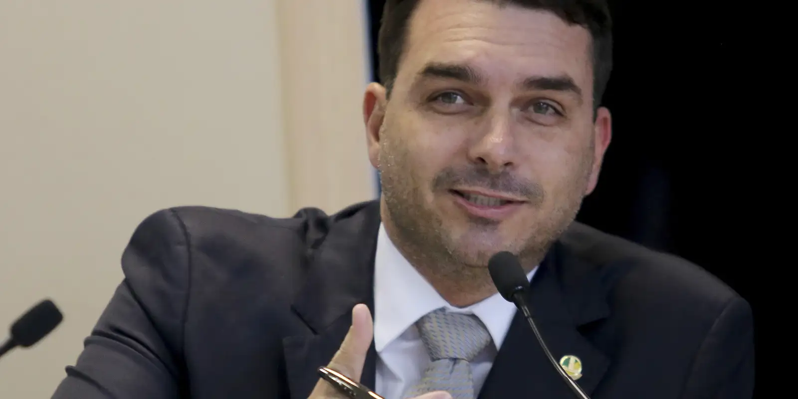 Flávio Bolsonaro voltou dos EUA em avião de Daniel Vorcaro