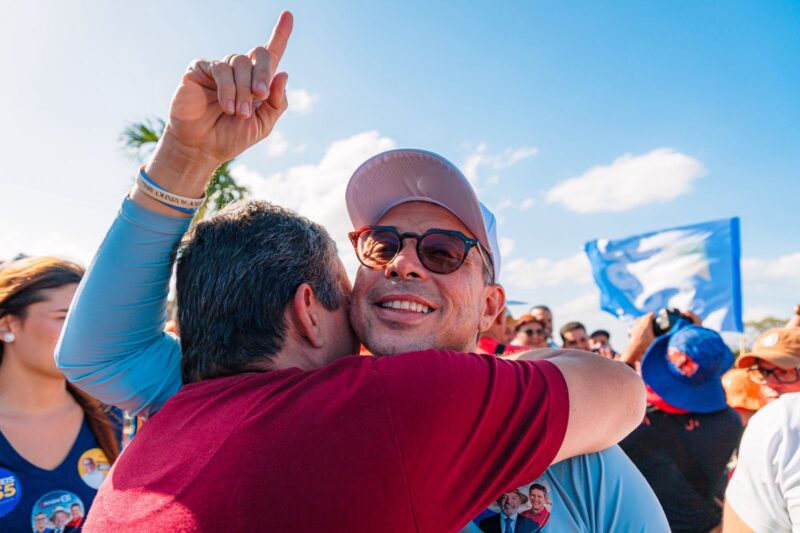 Governador Fábio Mitidieri em campanha em Aracaju