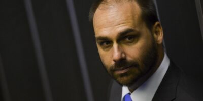 Governo demite Eduardo Bolsonaro da PF por abandono de cargo