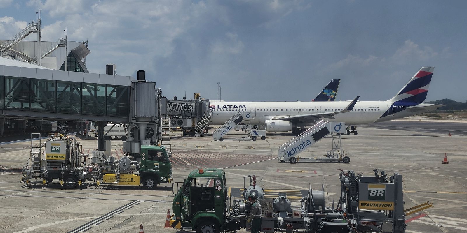Guerra no Oriente Médio eleva preço do combustível de aviões em 13,9%