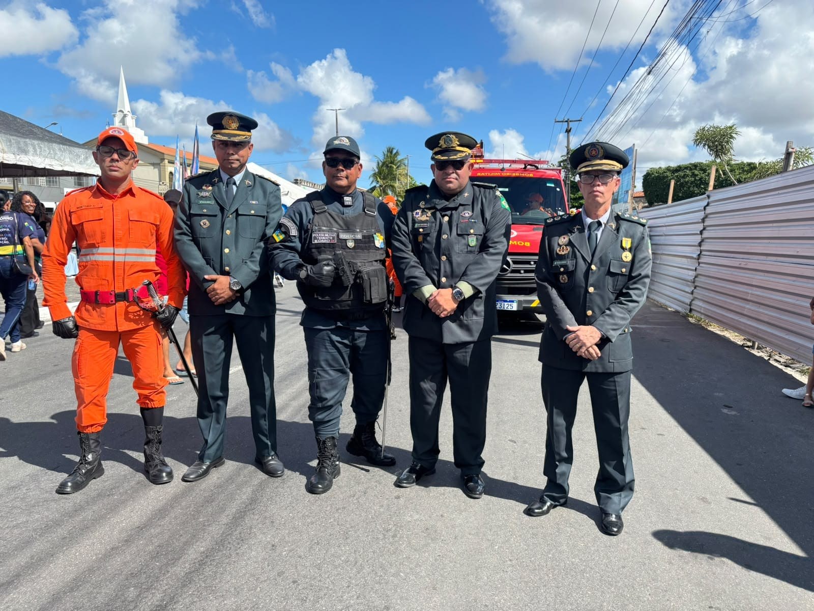 Viaturas da Segunda Guerra do GVEB chamam atenção em desfile em Socorro 2 Autoridades militares e representantes das forças auxiliares no desfile de Nossa Senhora do Socorro