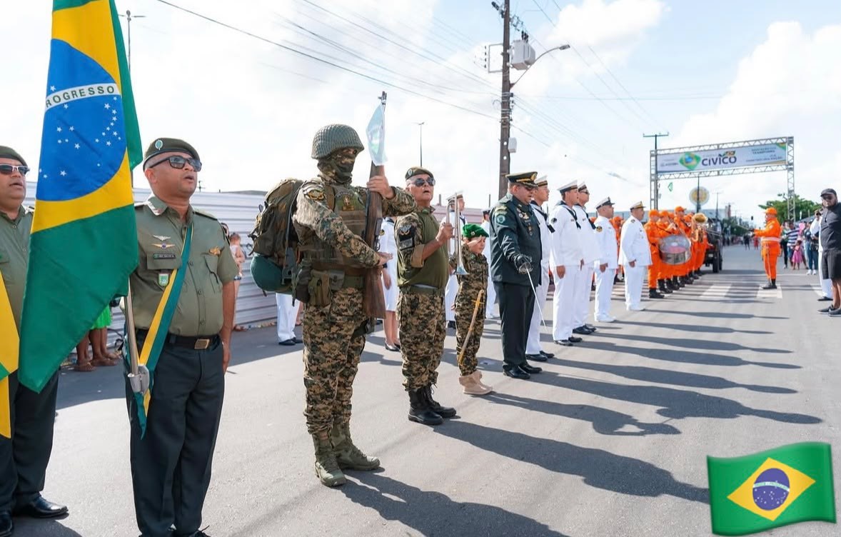 Viaturas da Segunda Guerra do GVEB chamam atenção em desfile em Socorro 3 Veteranos conduzem a Bandeira Nacional durante o desfile cívico-militar