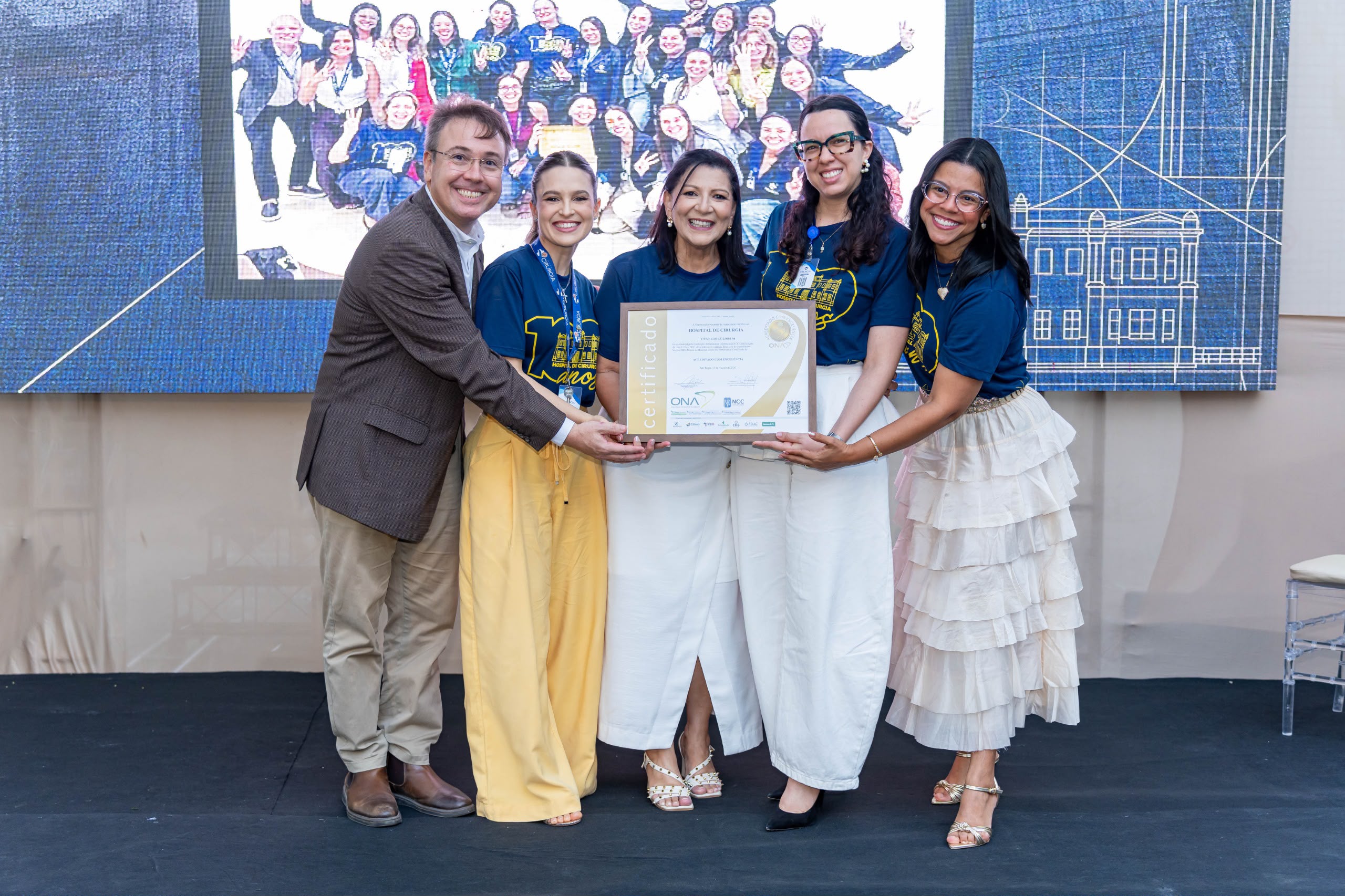Hospital de Cirurgia sai do nível 1 para o 3 da ONA em apenas dois anos 2 Equipe do Hospital de Cirurgia com o certificado ONA Nível 3, em Aracaju