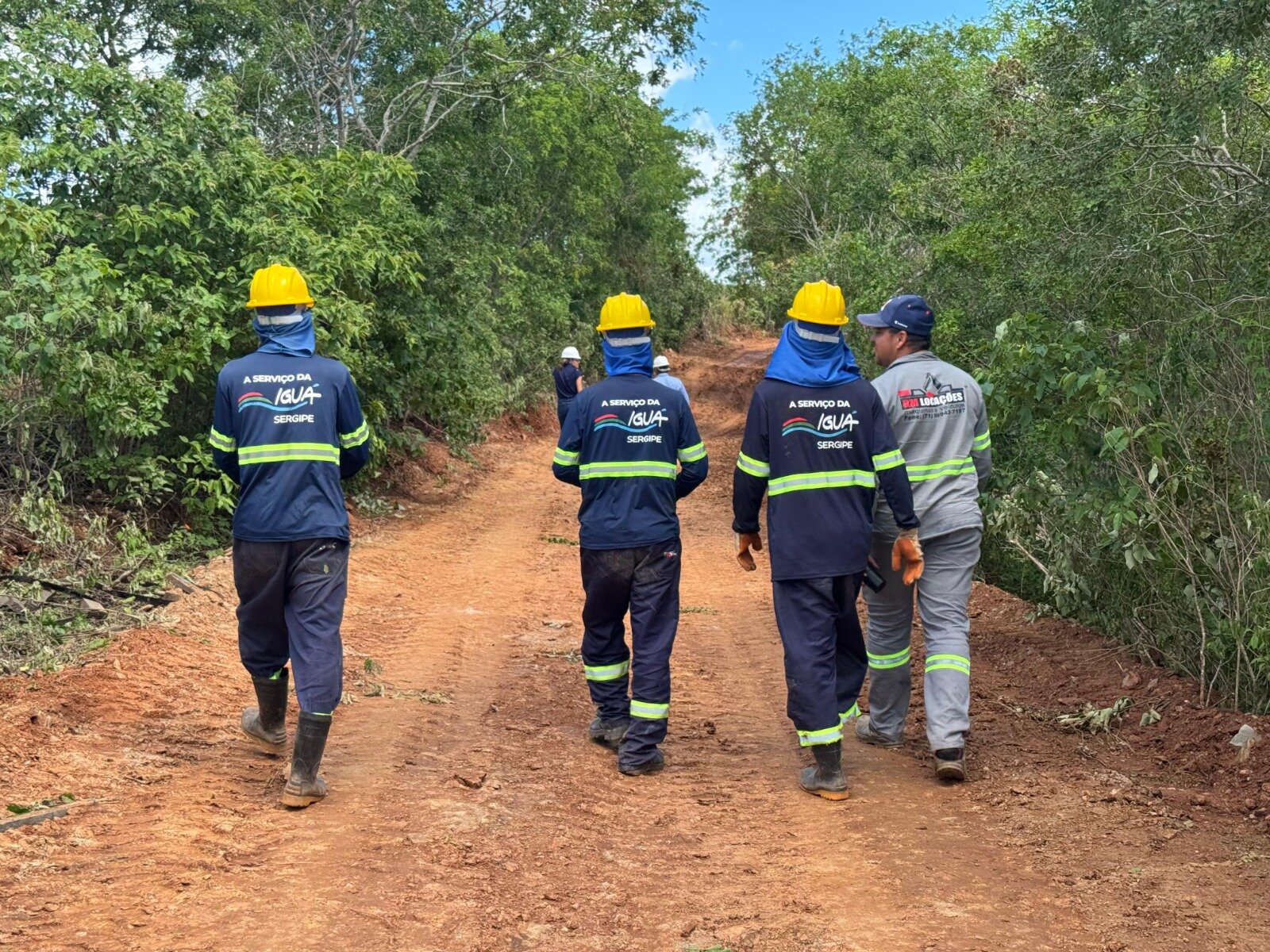 Equipe da Iguá Sergipe a caminho de uma obra de saneamento