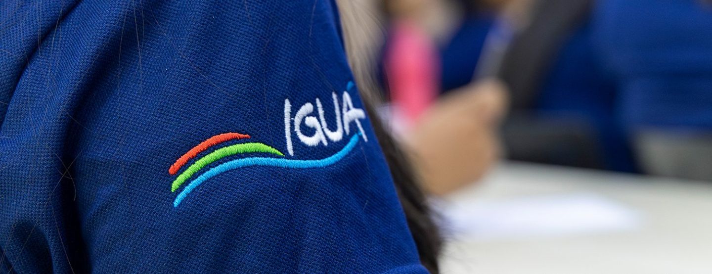 Logo da Iguá bordado em uniforme de colaborador