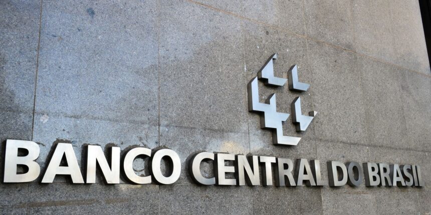 Mercado mantém inflação acima da meta e prevê IPCA de 5% em 2026
