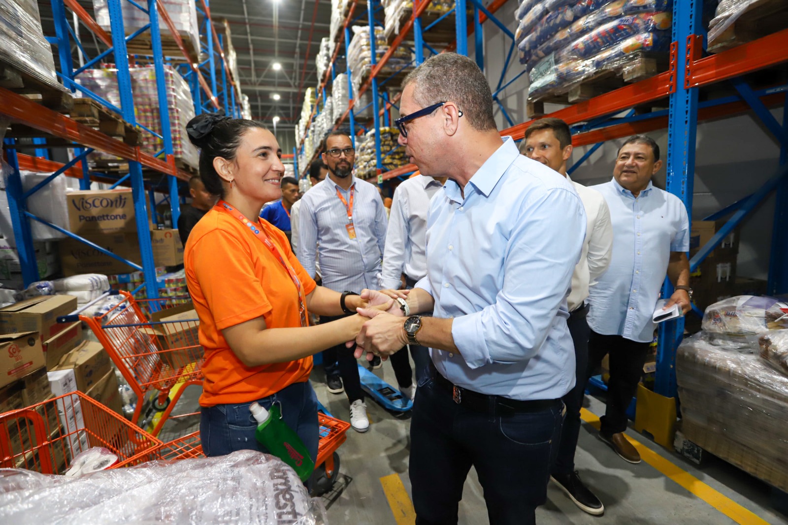 Com Mitidieri, rendimento médio do sergipano chega a R$ 3.042, diz governo 3 O governador conversa com trabalhadora em centro de distribuição