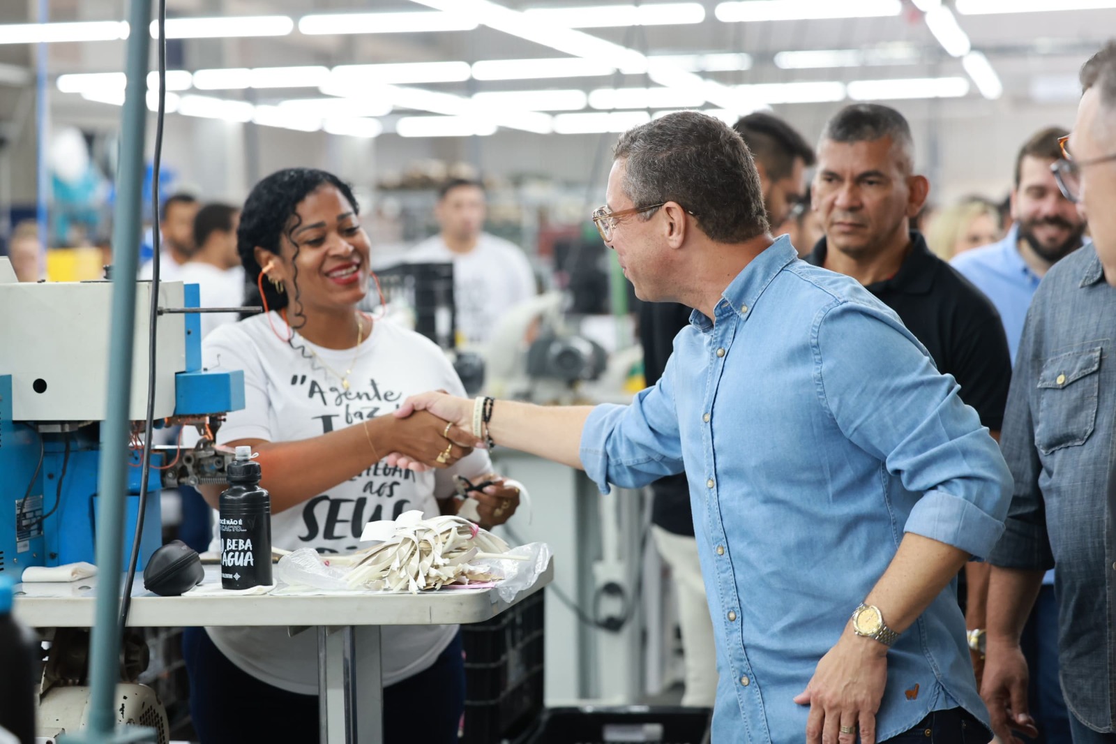 Com Mitidieri, rendimento médio do sergipano chega a R$ 3.042, diz governo 4 Fábio Mitidieri visita linha de produção de fábrica sergipana