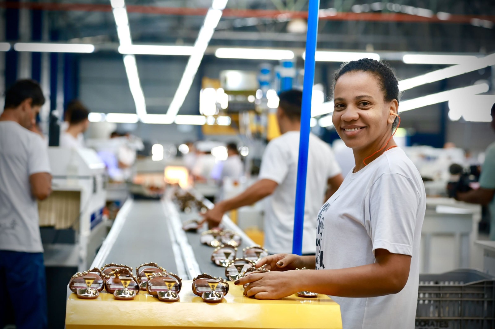 Com Mitidieri, rendimento médio do sergipano chega a R$ 3.042, diz governo 5 Trabalhadoras na linha de produção de indústria em Sergipe