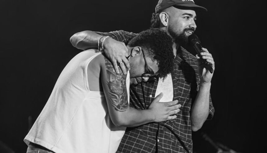 Nona e Dilsinho se abraçam no palco do Samba Brasil Aracaju