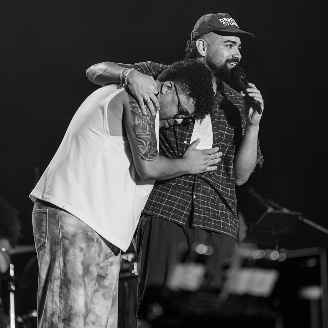 Dilsinho diz que conheceu Nona e que está ouvindo o cantor direto 2 Nona ao lado de Dilsinho durante a apresentação em Aracaju