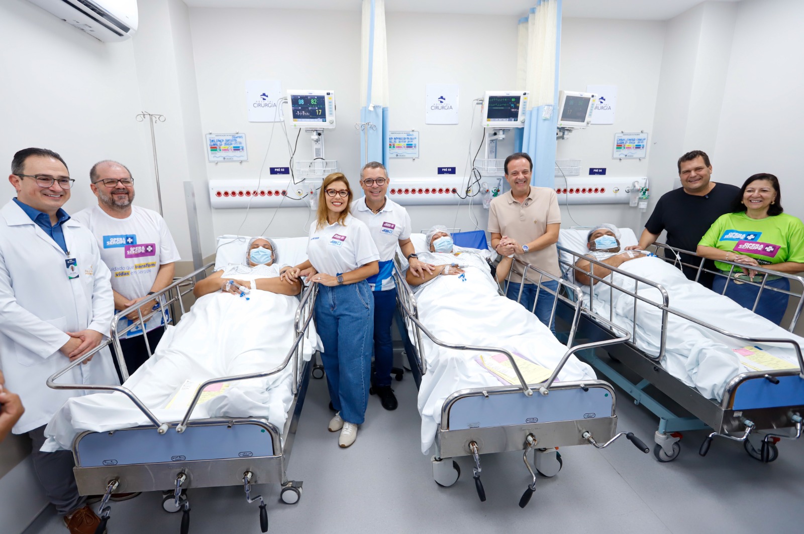 Equipe do programa Opera Sergipe com pacientes em enfermaria do Hospital de Cirurgia