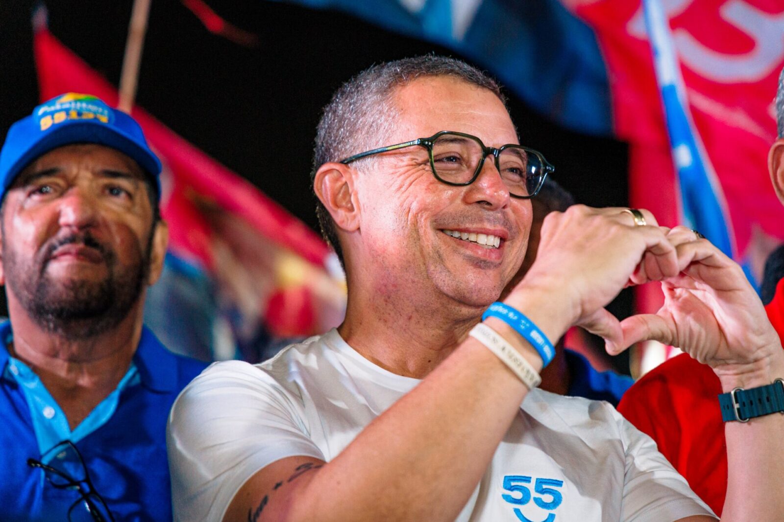 Fábio Mitidieri acena a apoiadores em agenda de campanha