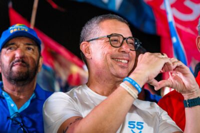 Fábio Mitidieri acena a apoiadores em agenda de campanha