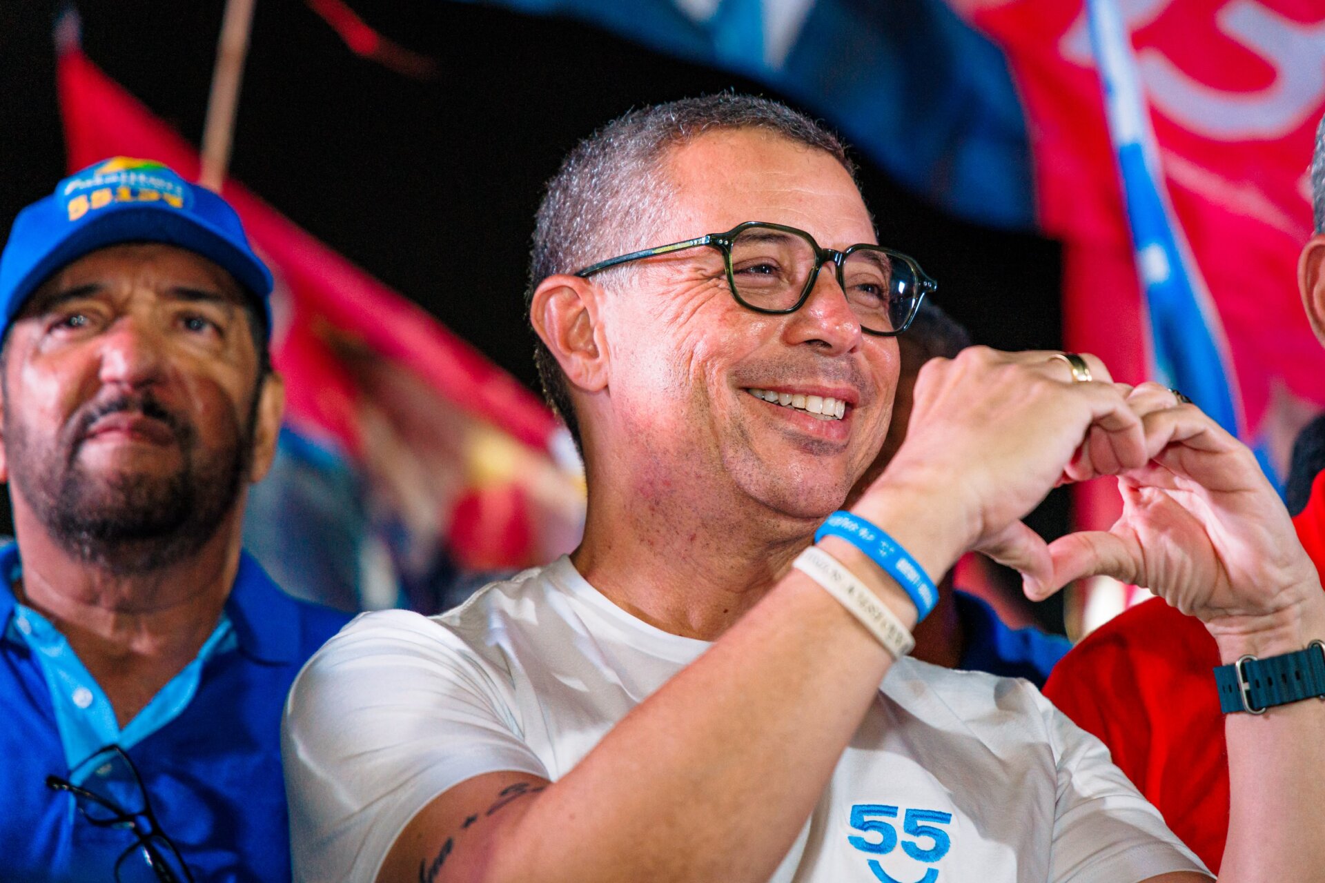Fábio Mitidieri acena a apoiadores em agenda de campanha