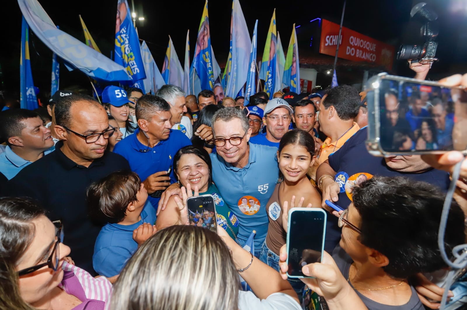 Aprovação de Fábio Mitidieri chega a 68%, aponta pesquisa Quaest 2 O governador Fábio Mitidieri cercado por apoiadores em agenda de campanha