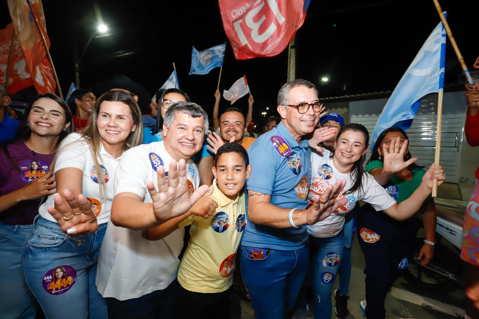O governador e candidato à reeleição Fábio Mitidieri cercado por apoiadores durante agenda de campanha