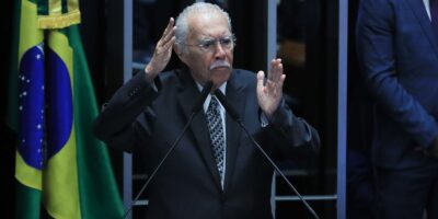 Sarney segue estável após internação por pneumonia em São Luís