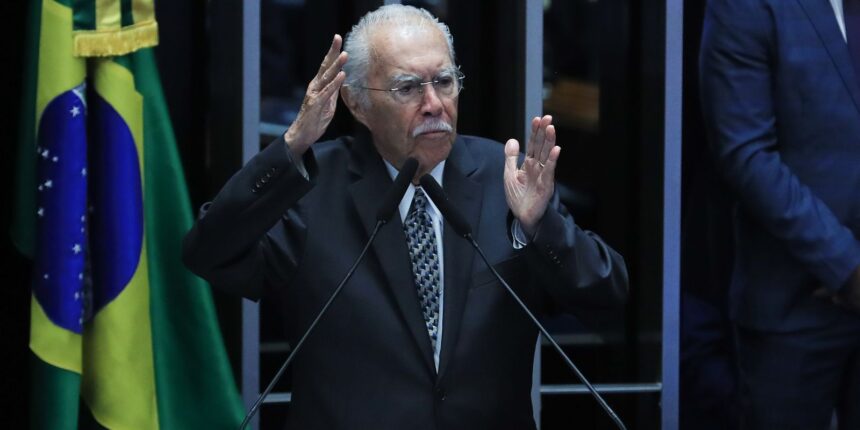 Sarney segue estável após internação por pneumonia em São Luís