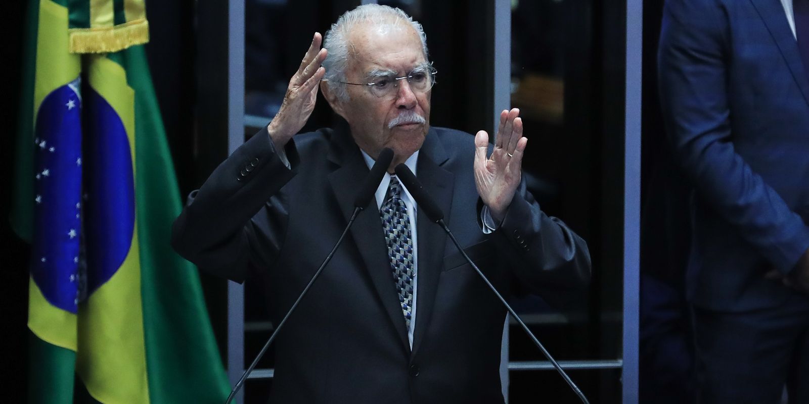 Sarney segue estável após internação por pneumonia em São Luís
