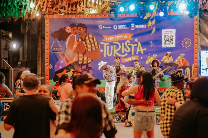 Público dança forró durante edição da Segundona do Turista, na Rua São João, em Aracaju
