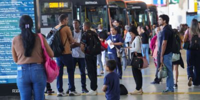 Serviços interrompem avanço em julho e ficam 0,2% abaixo do recorde
