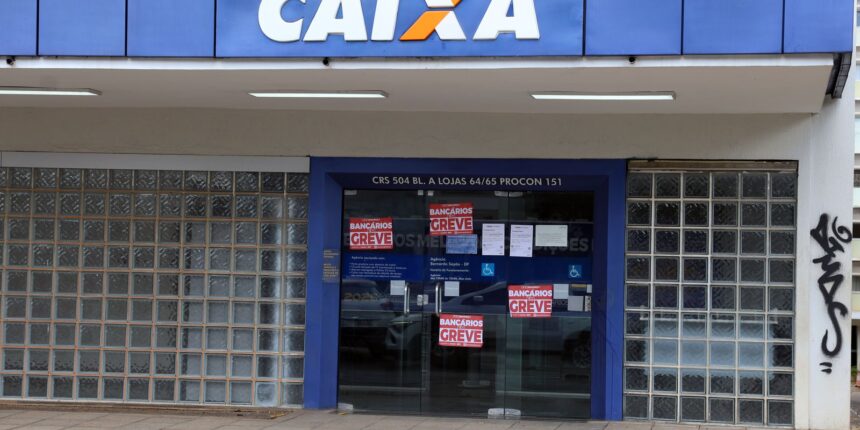 Trabalhadores da Caixa prolongam greve após rejeitar acordo