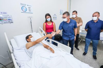 O governador Fábio Mitidieri cumprimenta Josenaldo Oliveira durante visita ao hospital