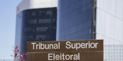 TSE livra Flávio de multa por vídeo de Bolsonaro feito com IA