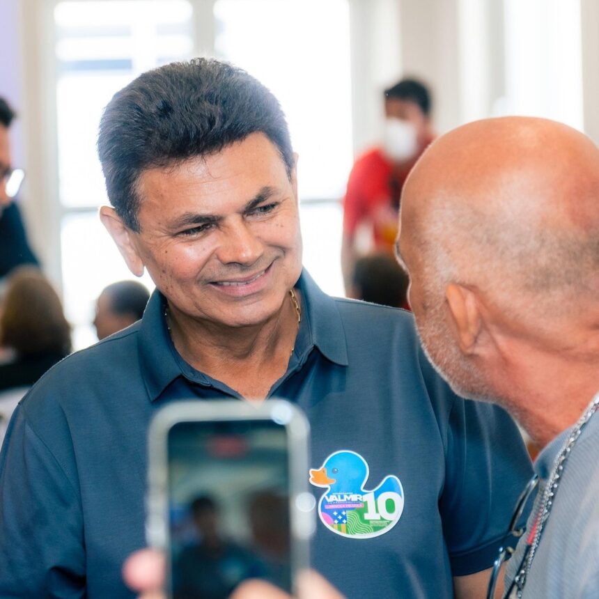 O candidato ao Governo de Sergipe Valmir de Francisquinho durante agenda de campanha